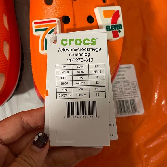 7-11 Seven Eleven Classic Orange crocs - men’s 4/women’s 6 - Picture 5 of 6